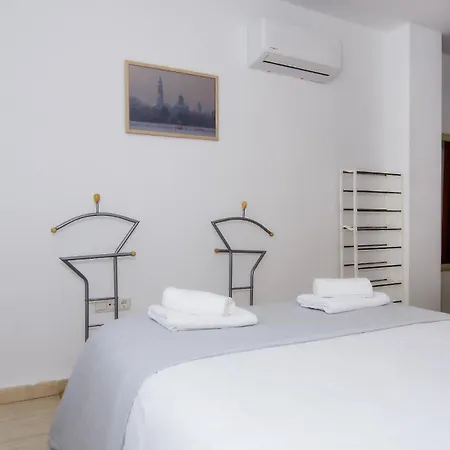 Casa Amarilla Bajo Con Jardin Piscina Parking