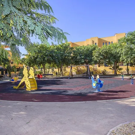 Casa Amarilla Bajo Con Jardin Piscina Parking