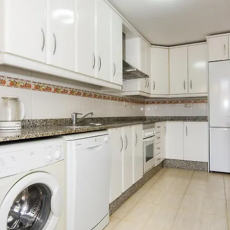 Casa Amarilla Bajo Con Jardin Piscina Parking *