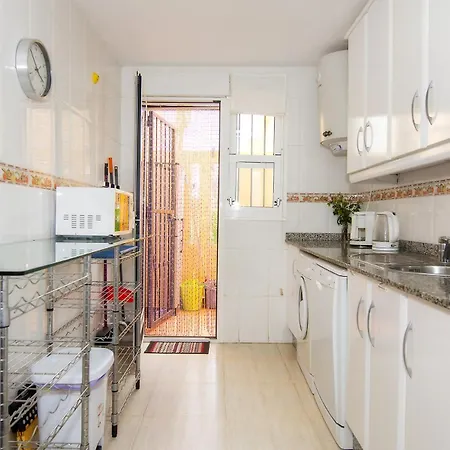 Casa Amarilla Bajo Con Jardin Piscina Parking