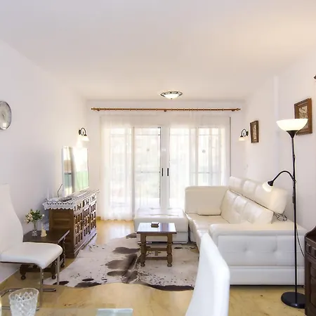Casa Amarilla Bajo Con Jardin Piscina Parking